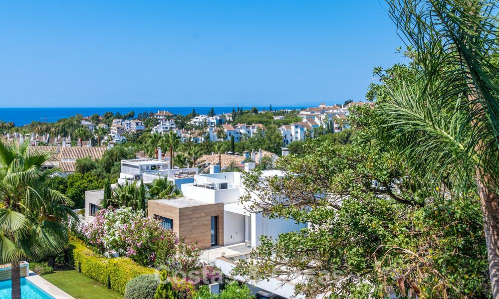 Lujosa casa adosada reformada de estilo mediterráneo en venta en la Milla de Oro de Marbella 782948