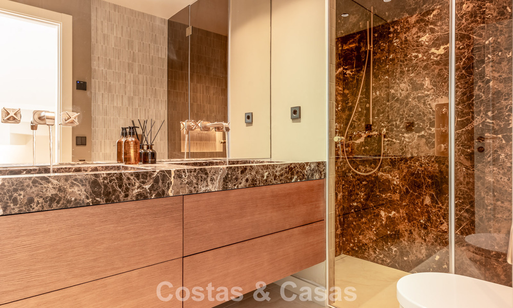 Lujosa casa adosada reformada de estilo mediterráneo en venta en la Milla de Oro de Marbella 782949