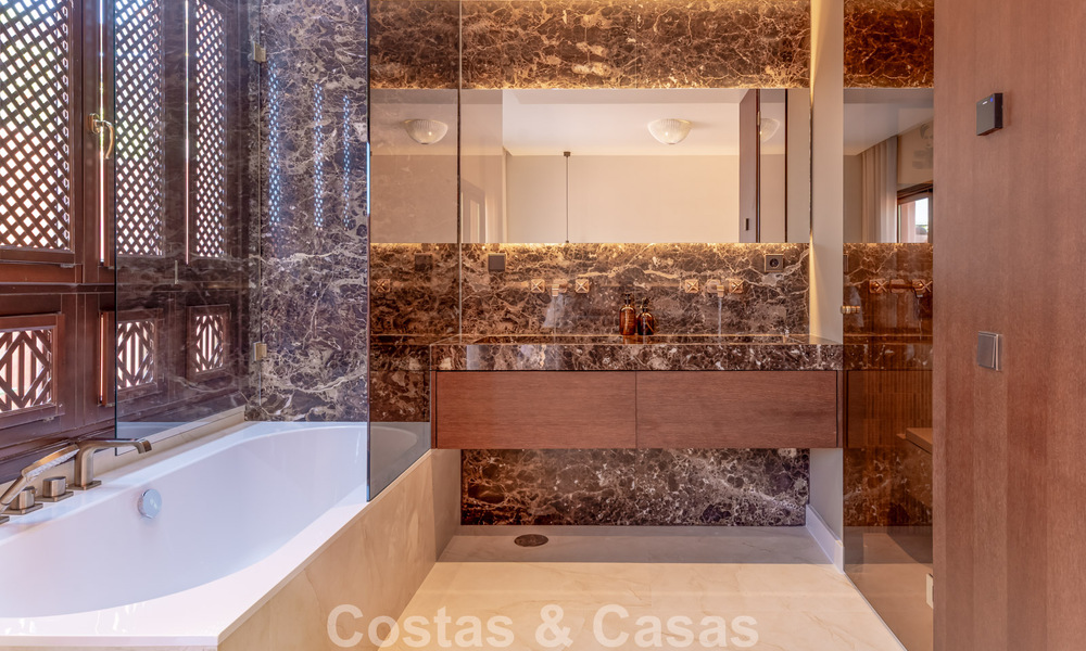 Lujosa casa adosada reformada de estilo mediterráneo en venta en la Milla de Oro de Marbella 782951