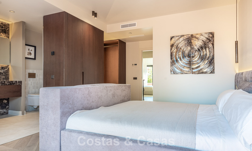 Lujosa casa adosada reformada de estilo mediterráneo en venta en la Milla de Oro de Marbella 782953