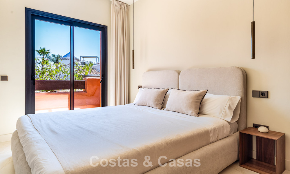 Lujosa casa adosada reformada de estilo mediterráneo en venta en la Milla de Oro de Marbella 782955