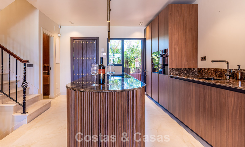 Lujosa casa adosada reformada de estilo mediterráneo en venta en la Milla de Oro de Marbella 782959