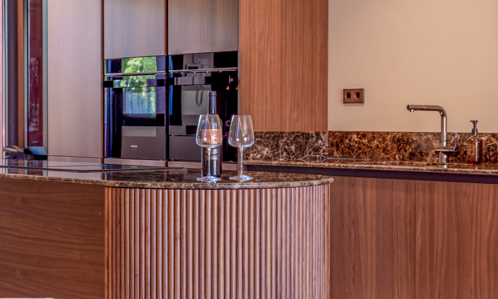 Lujosa casa adosada reformada de estilo mediterráneo en venta en la Milla de Oro de Marbella 782962