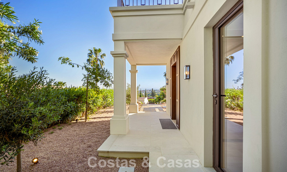 Villa de lujo de una sola planta, lista para entrar a vivir, en venta en el Valle del Golf de Nueva Andalucía, Marbella 780960