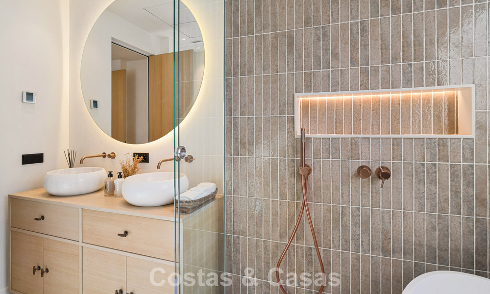 Villa de lujo de una sola planta, lista para entrar a vivir, en venta en el Valle del Golf de Nueva Andalucía, Marbella 781003