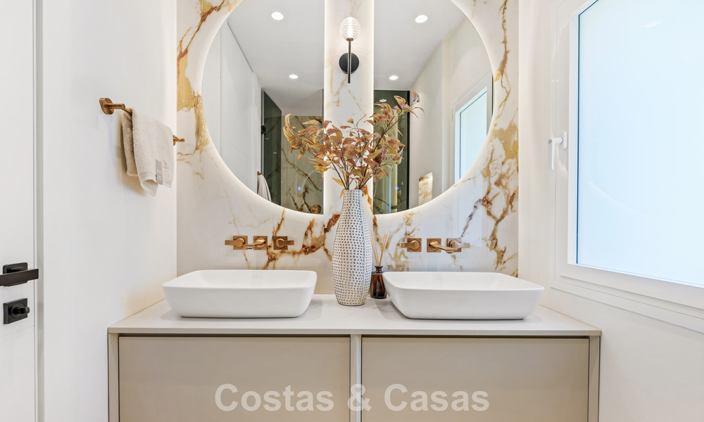 Lujoso apartamento de 3 dormitorios con vistas frontales al mar en venta al este de Marbella centro 780928