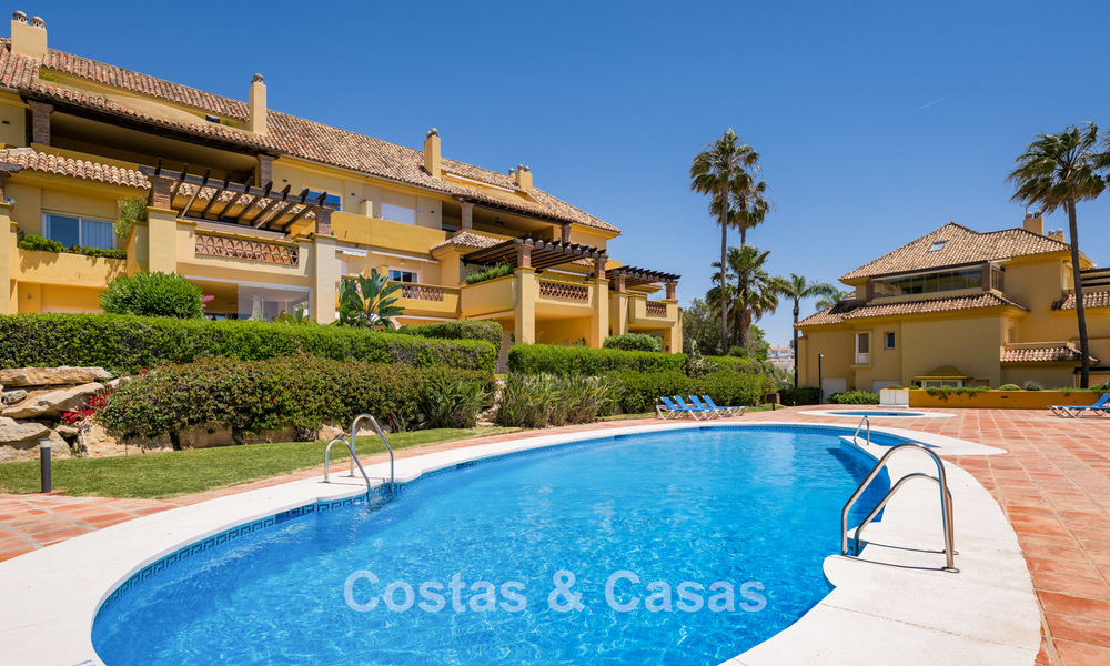 Lujoso apartamento de 3 dormitorios con vistas frontales al mar en venta al este de Marbella centro 780945