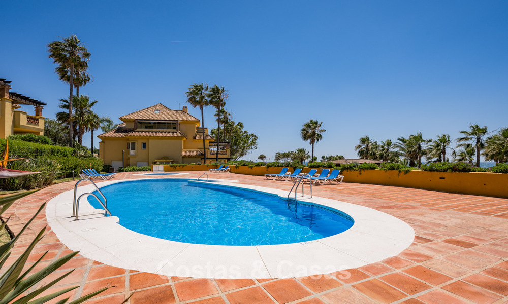 Lujoso apartamento de 3 dormitorios con vistas frontales al mar en venta al este de Marbella centro 780947
