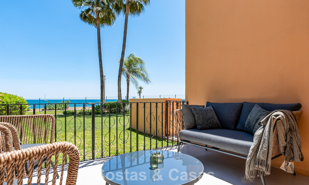 Apartamento de playa listo para entrar a vivir con impresionantes vistas al mar en venta en la zona oeste de Estepona 781067