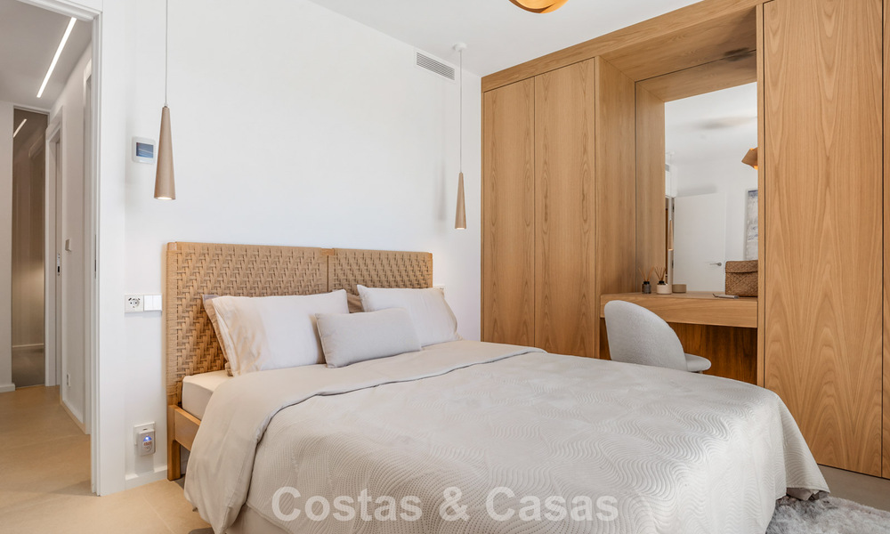 Apartamento de playa listo para entrar a vivir con impresionantes vistas al mar en venta en la zona oeste de Estepona 781074