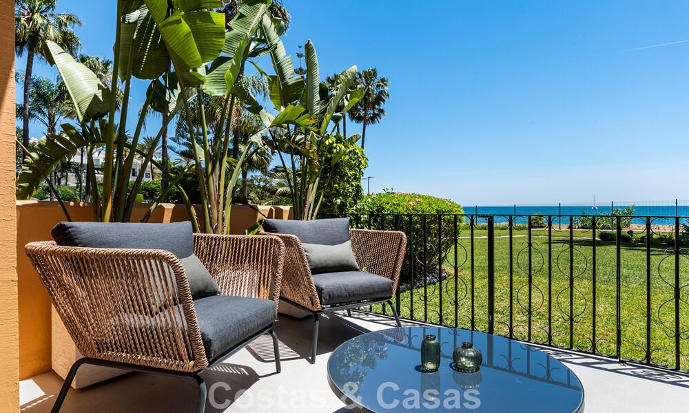 Apartamento de playa listo para entrar a vivir con impresionantes vistas al mar en venta en la zona oeste de Estepona 781075