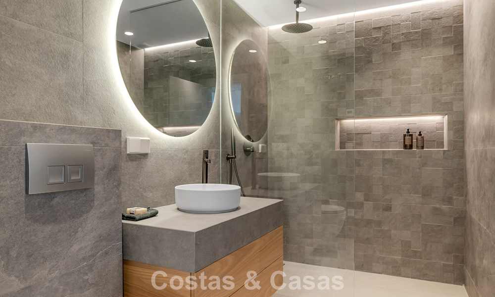 Apartamento de playa listo para entrar a vivir con impresionantes vistas al mar en venta en la zona oeste de Estepona 781076