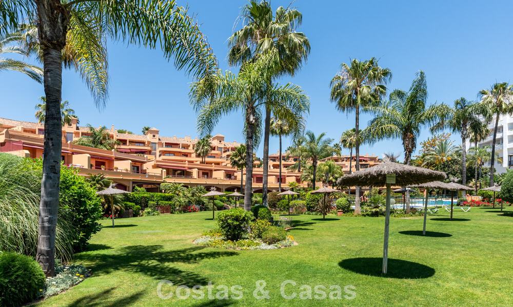 Apartamento de playa listo para entrar a vivir con impresionantes vistas al mar en venta en la zona oeste de Estepona 781086