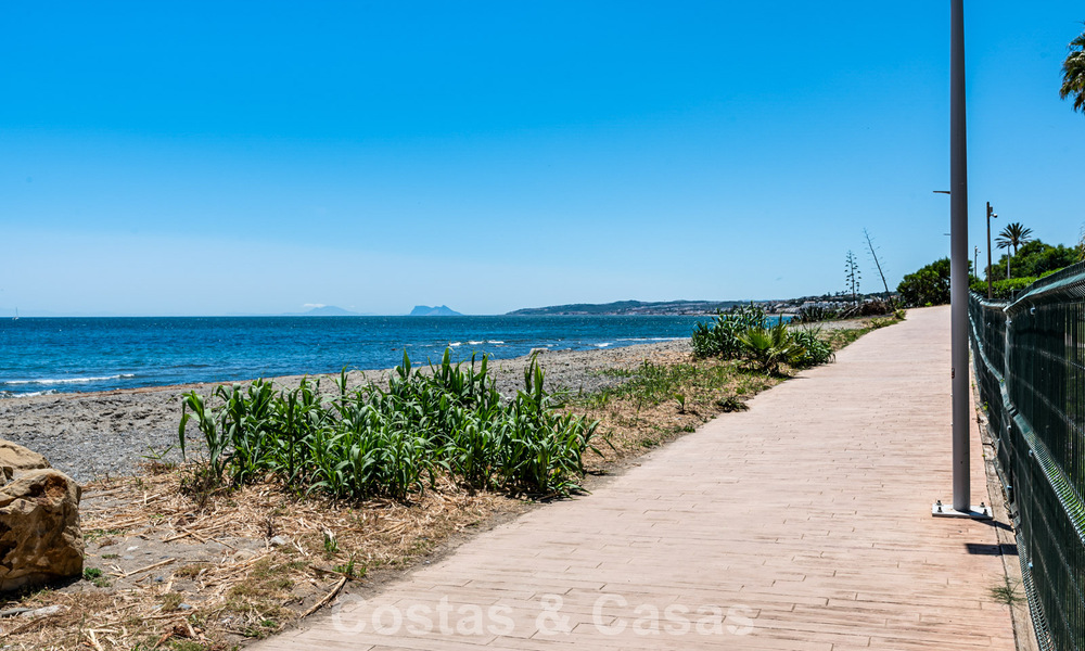 Apartamento de playa listo para entrar a vivir con impresionantes vistas al mar en venta en la zona oeste de Estepona 781087