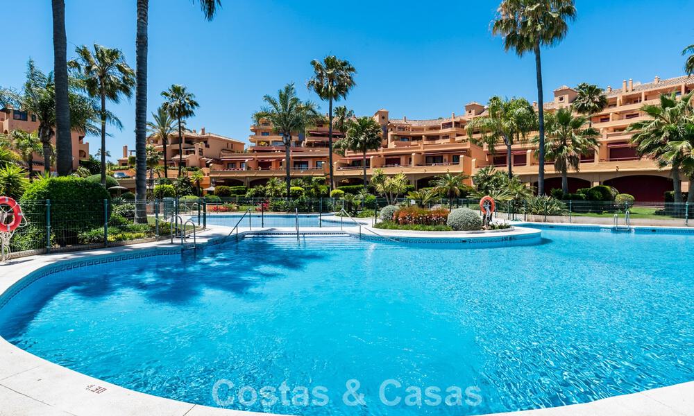 Apartamento de playa listo para entrar a vivir con impresionantes vistas al mar en venta en la zona oeste de Estepona 781089