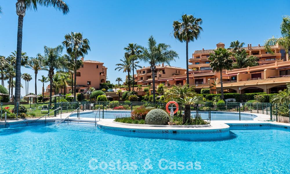 Apartamento de playa listo para entrar a vivir con impresionantes vistas al mar en venta en la zona oeste de Estepona 781091