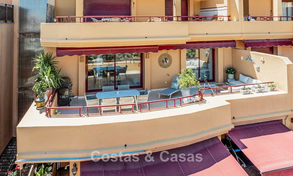 Apartamentos con vistas al mar en venta en un complejo en primera línea de playa, a poca distancia del centro de Estepona 805604