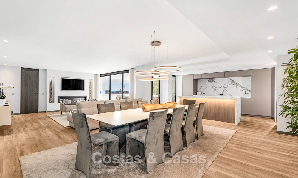 Amplio apartamento reformado de 5 dormitorios en venta en Puerto Banús, Marbella 781217