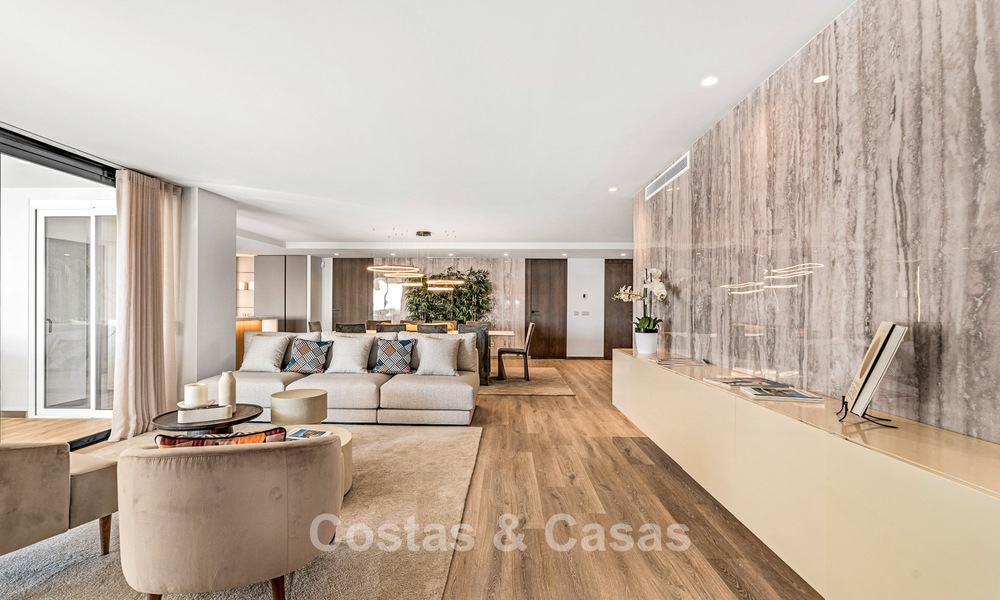 Amplio apartamento reformado de 5 dormitorios en venta en Puerto Banús, Marbella 781220