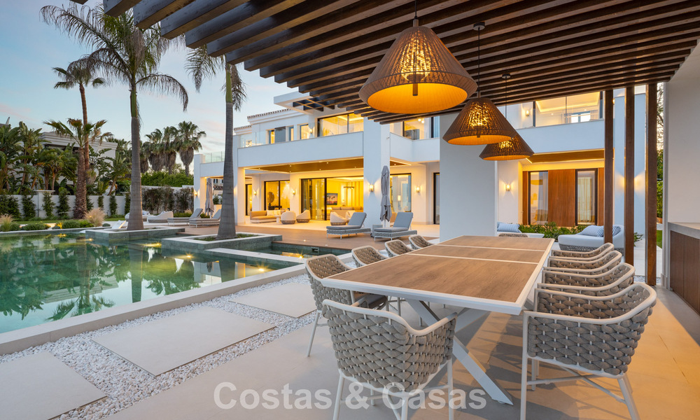 Exclusiva villa de lujo con arquitectura andaluza moderna en venta con vistas panorámicas al mar en Marbella - Benahavís 781174