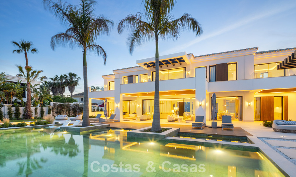 Exclusiva villa de lujo con arquitectura andaluza moderna en venta con vistas panorámicas al mar en Marbella - Benahavís 781177