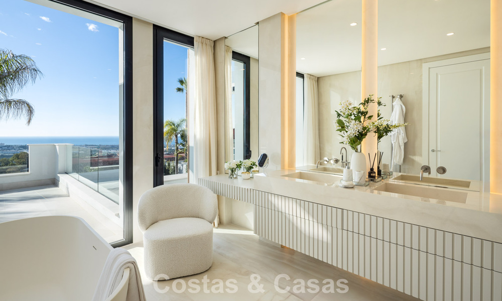 Exclusiva villa de lujo con arquitectura andaluza moderna en venta con vistas panorámicas al mar en Marbella - Benahavís 781190