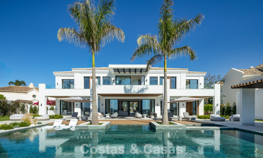 Exclusiva villa de lujo con arquitectura andaluza moderna en venta con vistas panorámicas al mar en Marbella - Benahavís 781201