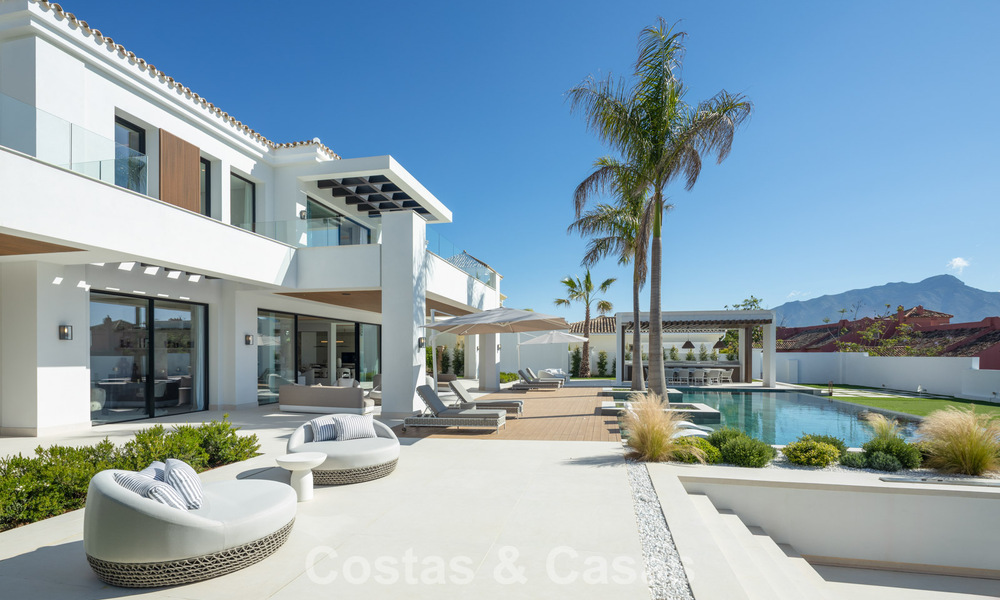 Exclusiva villa de lujo con arquitectura andaluza moderna en venta con vistas panorámicas al mar en Marbella - Benahavís 781203