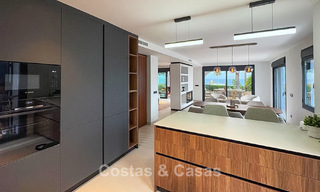 Villa de lujo de una sola planta con vistas al mar en venta cerca de la playa y el campo de golf en Mijas Costa, Costa del Sol 781224 