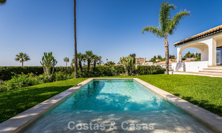 Villa de lujo de una sola planta con vistas al mar en venta cerca de la playa y el campo de golf en Mijas Costa, Costa del Sol 781233 
