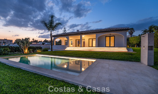 Villa de lujo de una sola planta con vistas al mar en venta cerca de la playa y el campo de golf en Mijas Costa, Costa del Sol 781240 