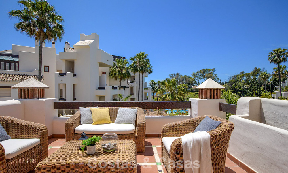 Ático de lujo en venta en primera línea de playa en la Nueva Milla de Oro, entre Marbella y Estepona 781252