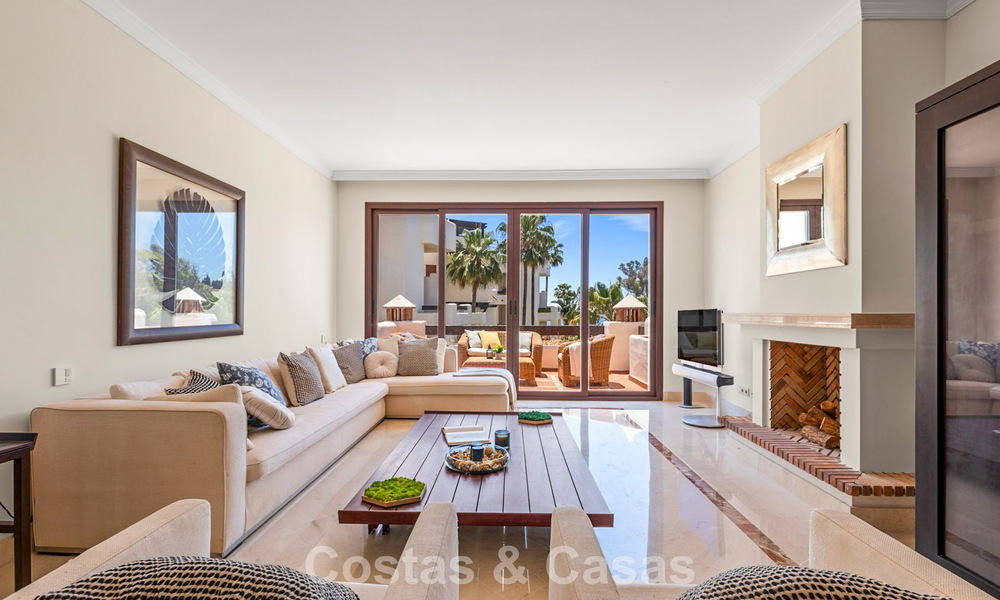 Ático de lujo en venta en primera línea de playa en la Nueva Milla de Oro, entre Marbella y Estepona 781254