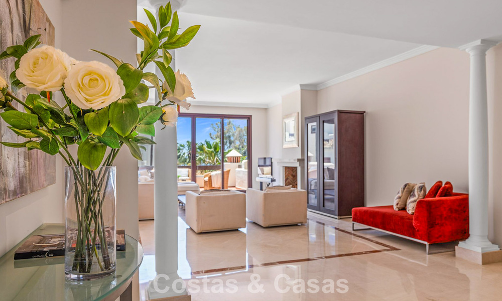 Ático de lujo en venta en primera línea de playa en la Nueva Milla de Oro, entre Marbella y Estepona 781255
