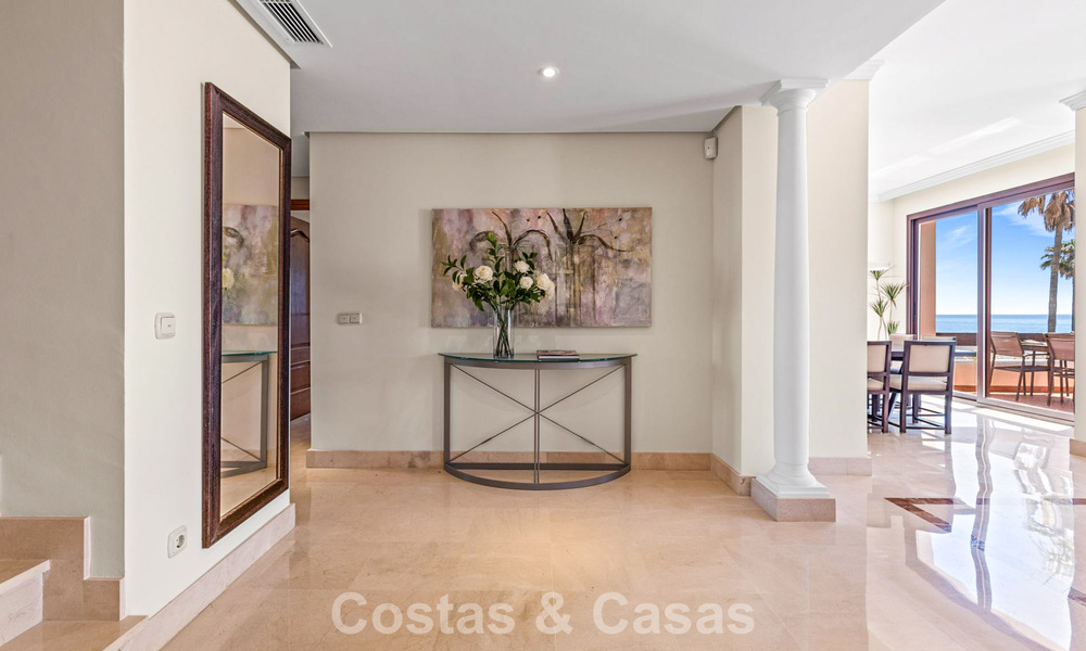 Ático de lujo en venta en primera línea de playa en la Nueva Milla de Oro, entre Marbella y Estepona 781256