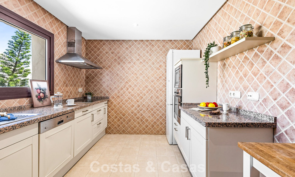 Ático de lujo en venta en primera línea de playa en la Nueva Milla de Oro, entre Marbella y Estepona 781257