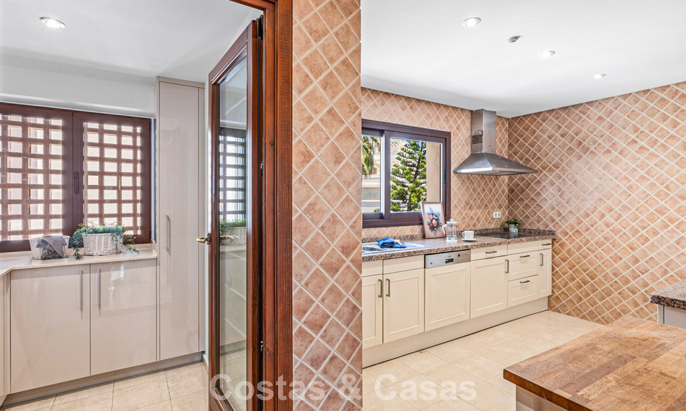 Ático de lujo en venta en primera línea de playa en la Nueva Milla de Oro, entre Marbella y Estepona 781259