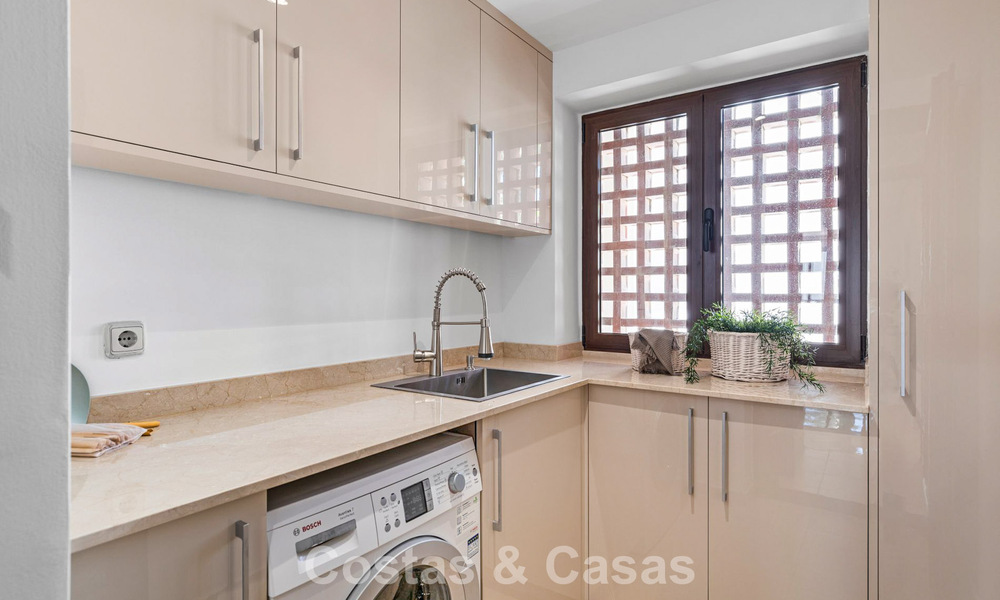 Ático de lujo en venta en primera línea de playa en la Nueva Milla de Oro, entre Marbella y Estepona 781260