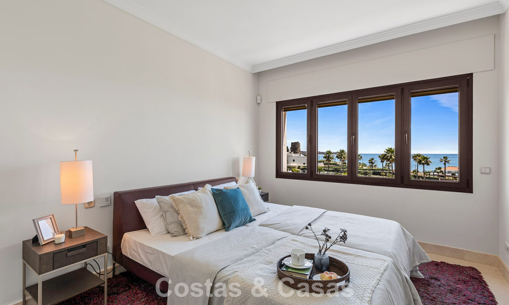 Ático de lujo en venta en primera línea de playa en la Nueva Milla de Oro, entre Marbella y Estepona 781261