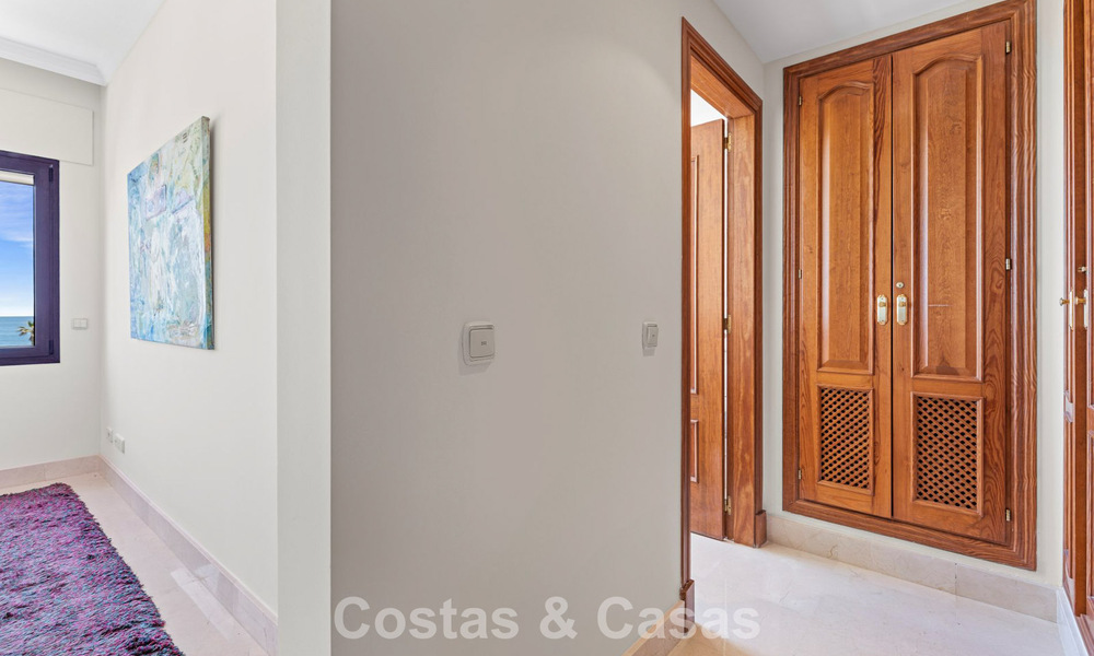 Ático de lujo en venta en primera línea de playa en la Nueva Milla de Oro, entre Marbella y Estepona 781262