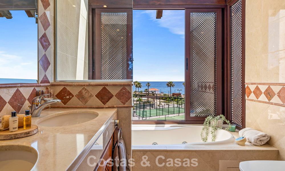 Ático de lujo en venta en primera línea de playa en la Nueva Milla de Oro, entre Marbella y Estepona 781263