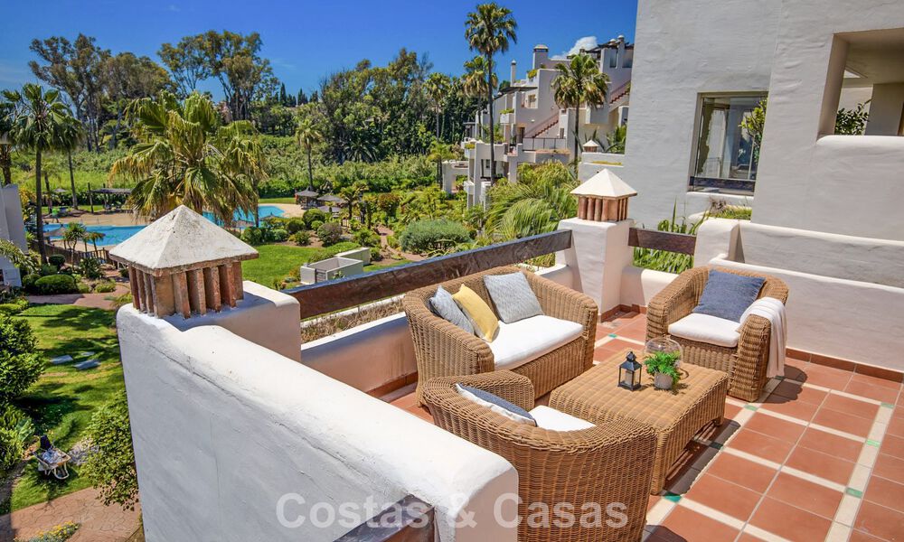 Ático de lujo en venta en primera línea de playa en la Nueva Milla de Oro, entre Marbella y Estepona 781265