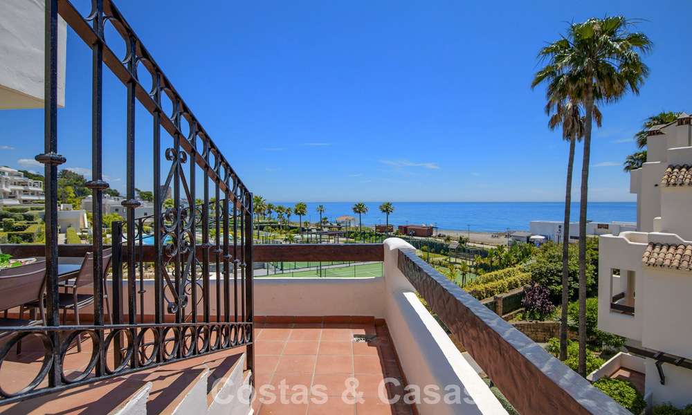 Ático de lujo en venta en primera línea de playa en la Nueva Milla de Oro, entre Marbella y Estepona 781266