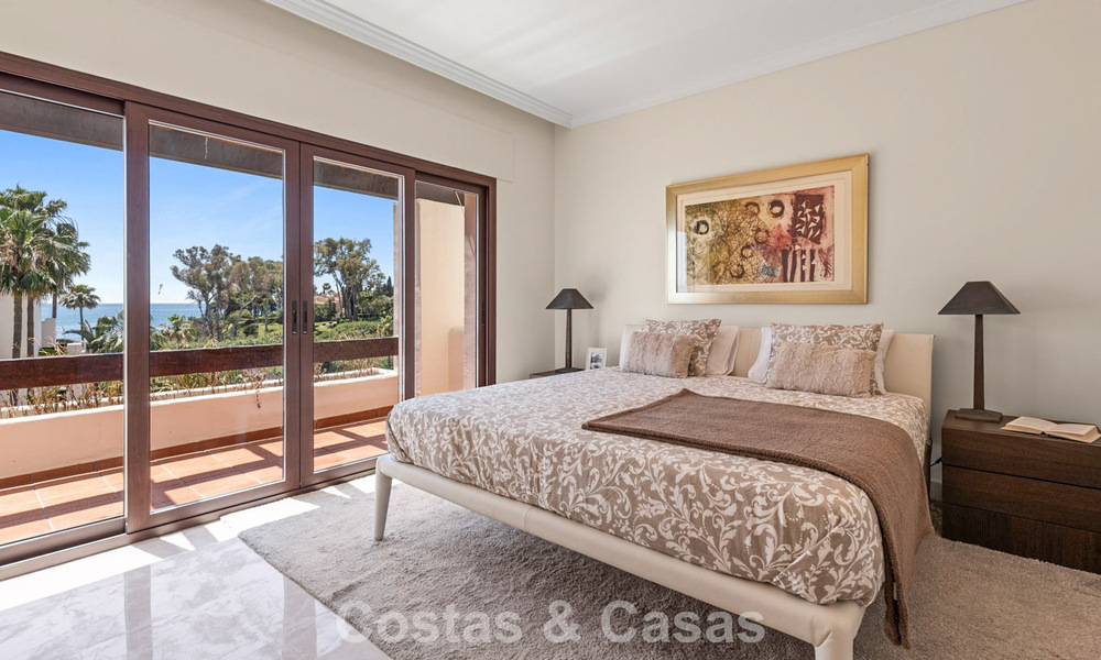 Ático de lujo en venta en primera línea de playa en la Nueva Milla de Oro, entre Marbella y Estepona 781267