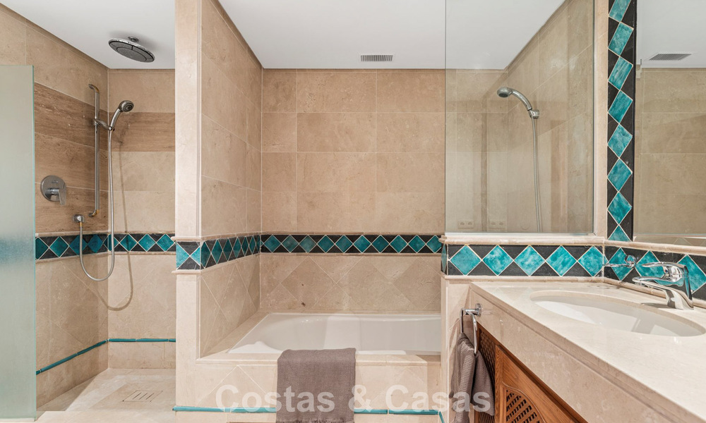 Ático de lujo en venta en primera línea de playa en la Nueva Milla de Oro, entre Marbella y Estepona 781268
