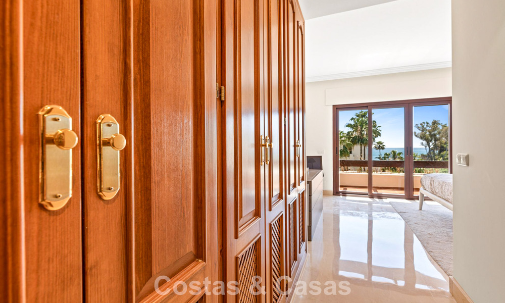 Ático de lujo en venta en primera línea de playa en la Nueva Milla de Oro, entre Marbella y Estepona 781269
