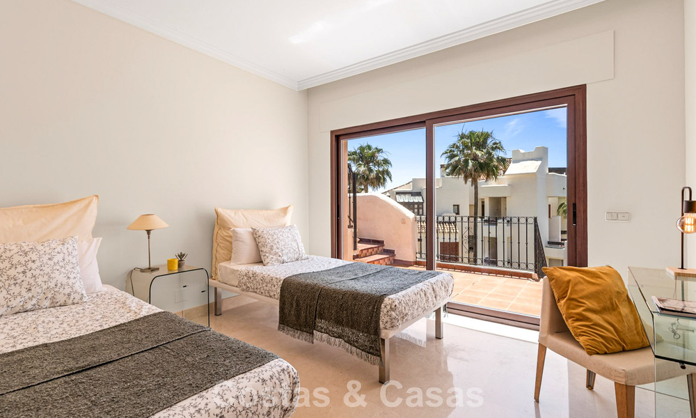 Ático de lujo en venta en primera línea de playa en la Nueva Milla de Oro, entre Marbella y Estepona 781270