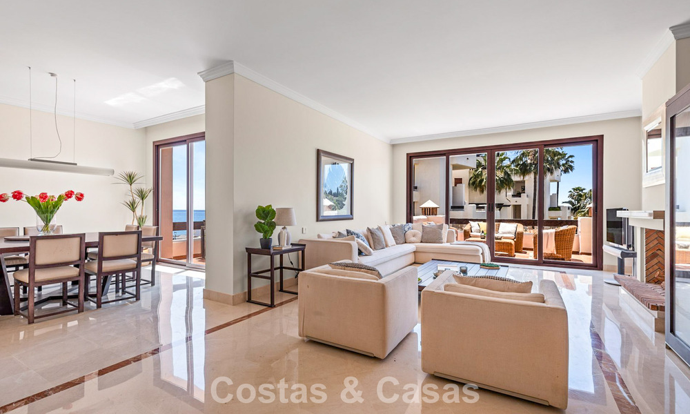 Ático de lujo en venta en primera línea de playa en la Nueva Milla de Oro, entre Marbella y Estepona 781272