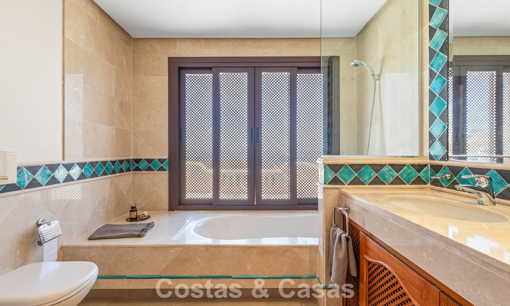 Ático de lujo en venta en primera línea de playa en la Nueva Milla de Oro, entre Marbella y Estepona 781273
