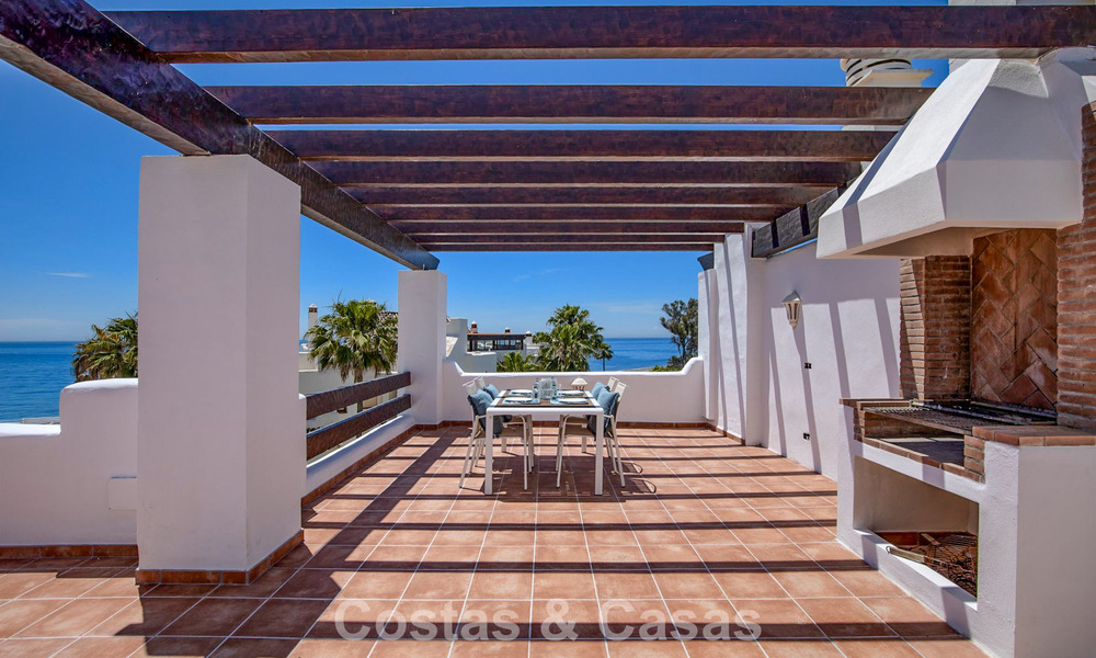 Ático de lujo en venta en primera línea de playa en la Nueva Milla de Oro, entre Marbella y Estepona 781274